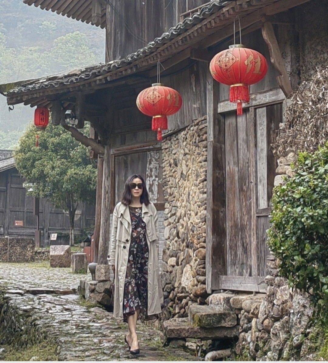 始终痴迷那经过岁月沉淀的古村落，青石板路