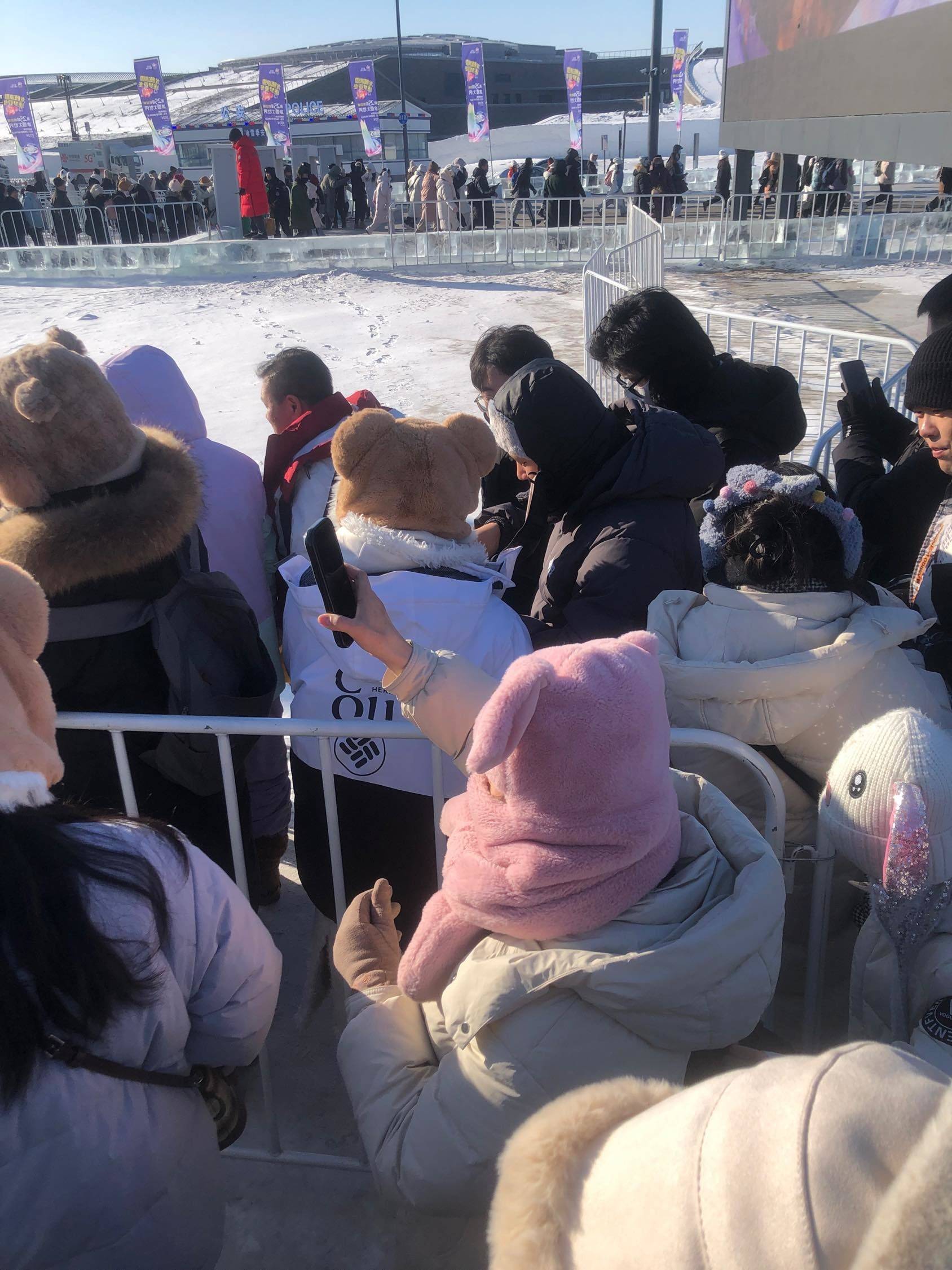 南方小土豆在哈尔滨冰雪大世界排队呢_4