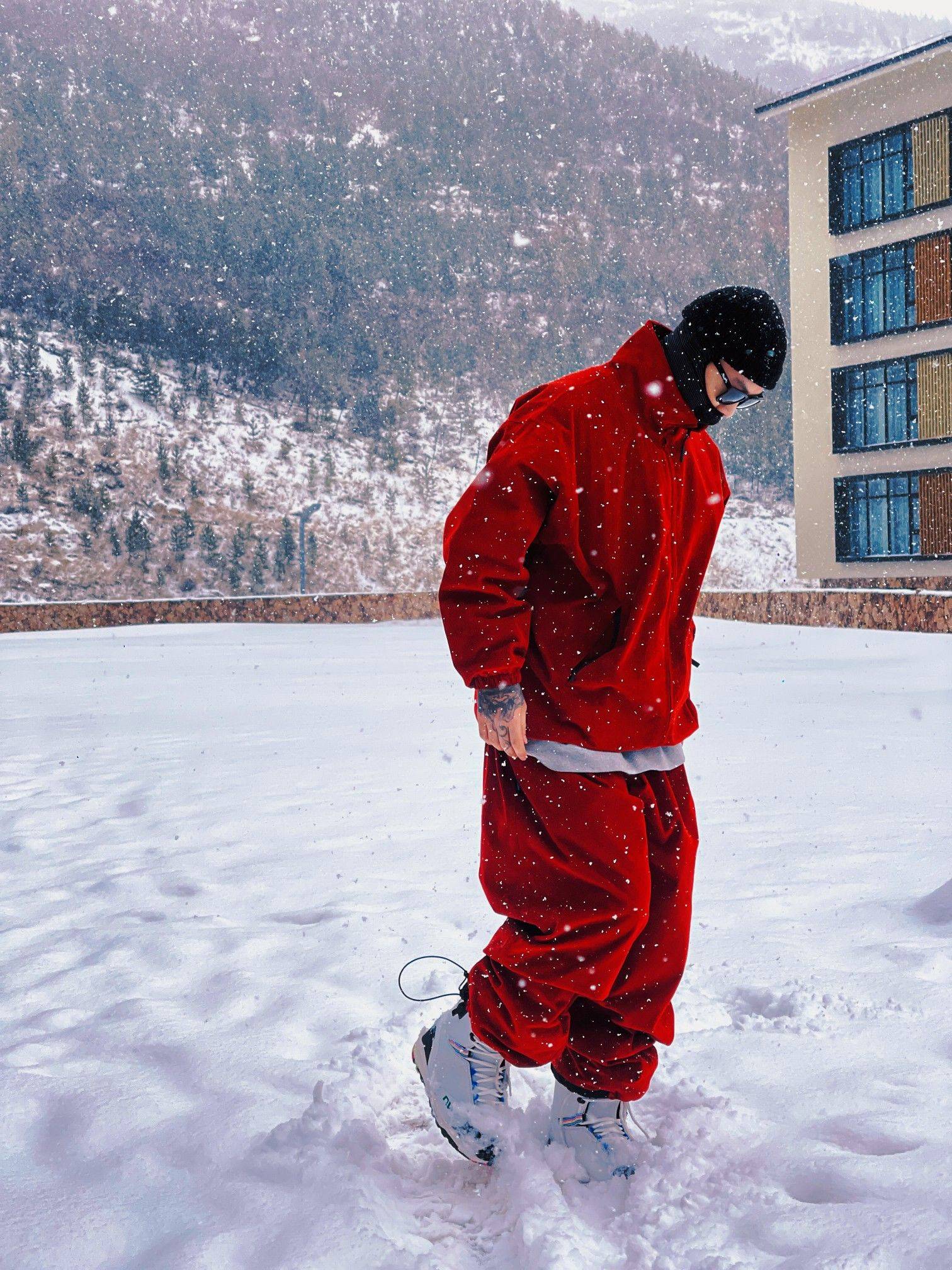 纹身师兼滑雪教练蹲个室友