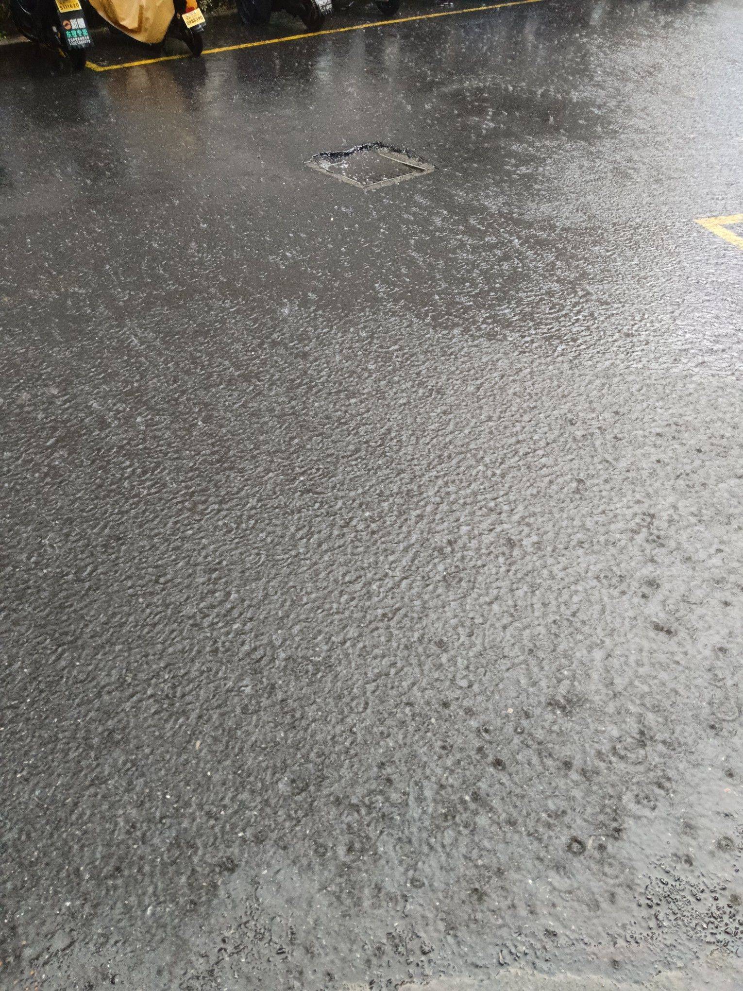这雨下到也太大了。