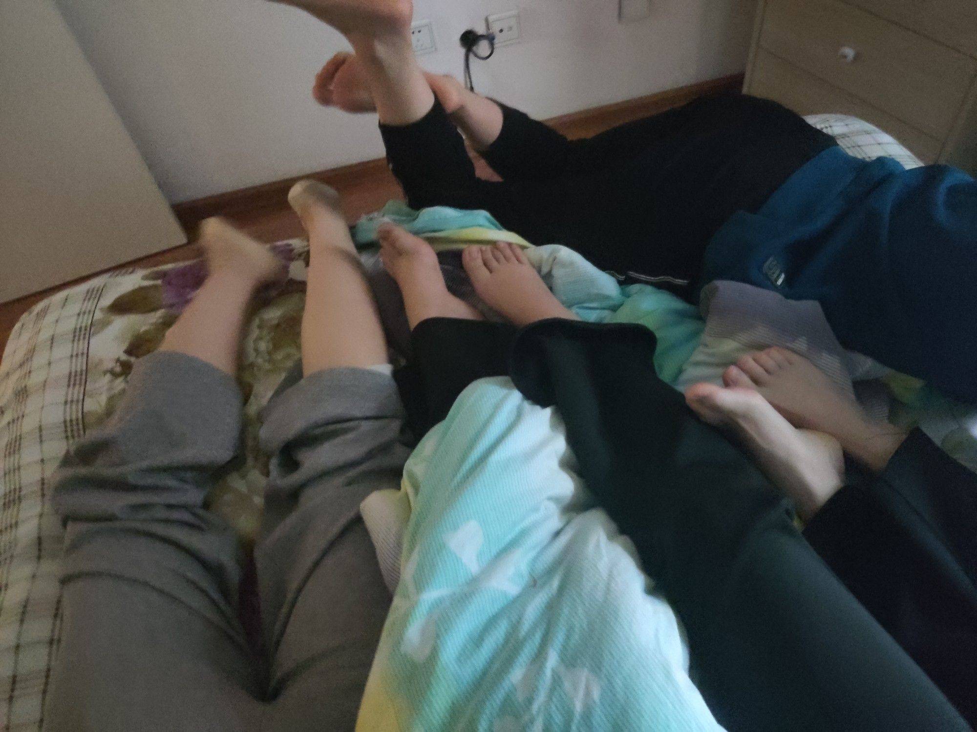 一个人睡着，起来回到小时候，有你们真好 