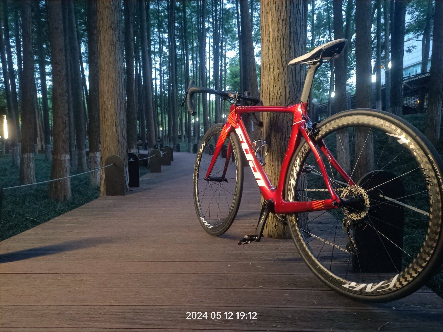 男人么，就得选大红的，要拉风～
    