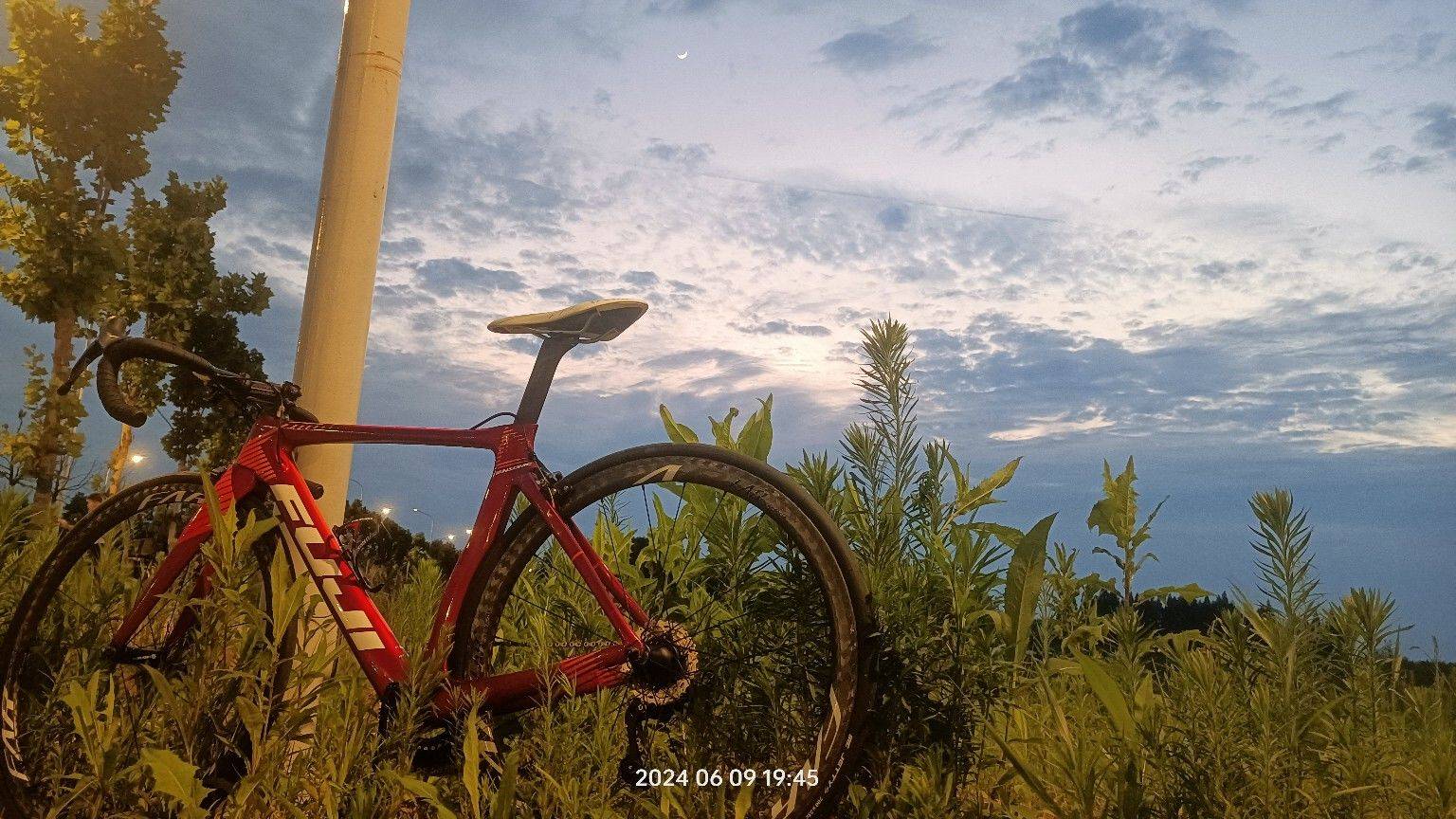 骑不到一会儿，就来到了城市的边缘～ 