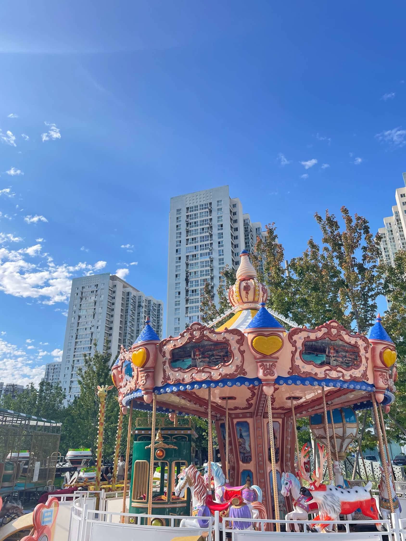 小区附近的旋转木马快装好了，好漂亮