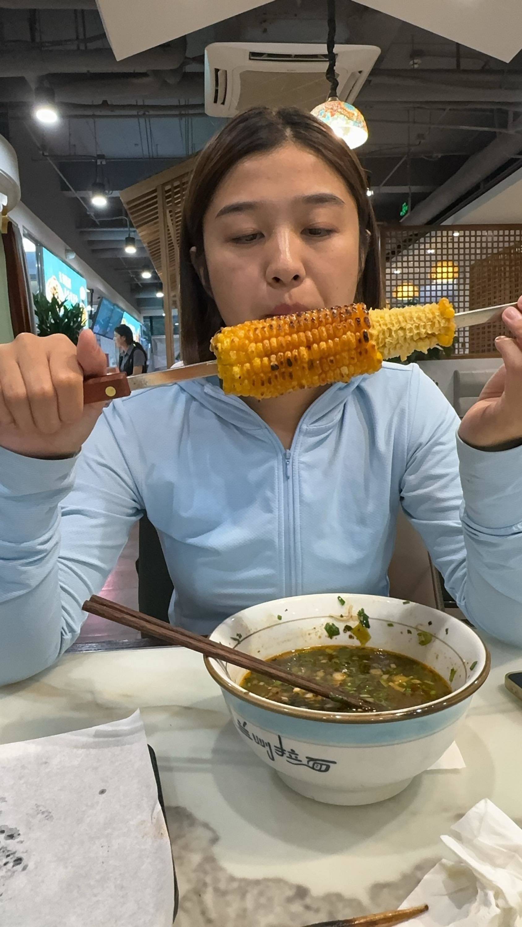 要不要帮她啃完