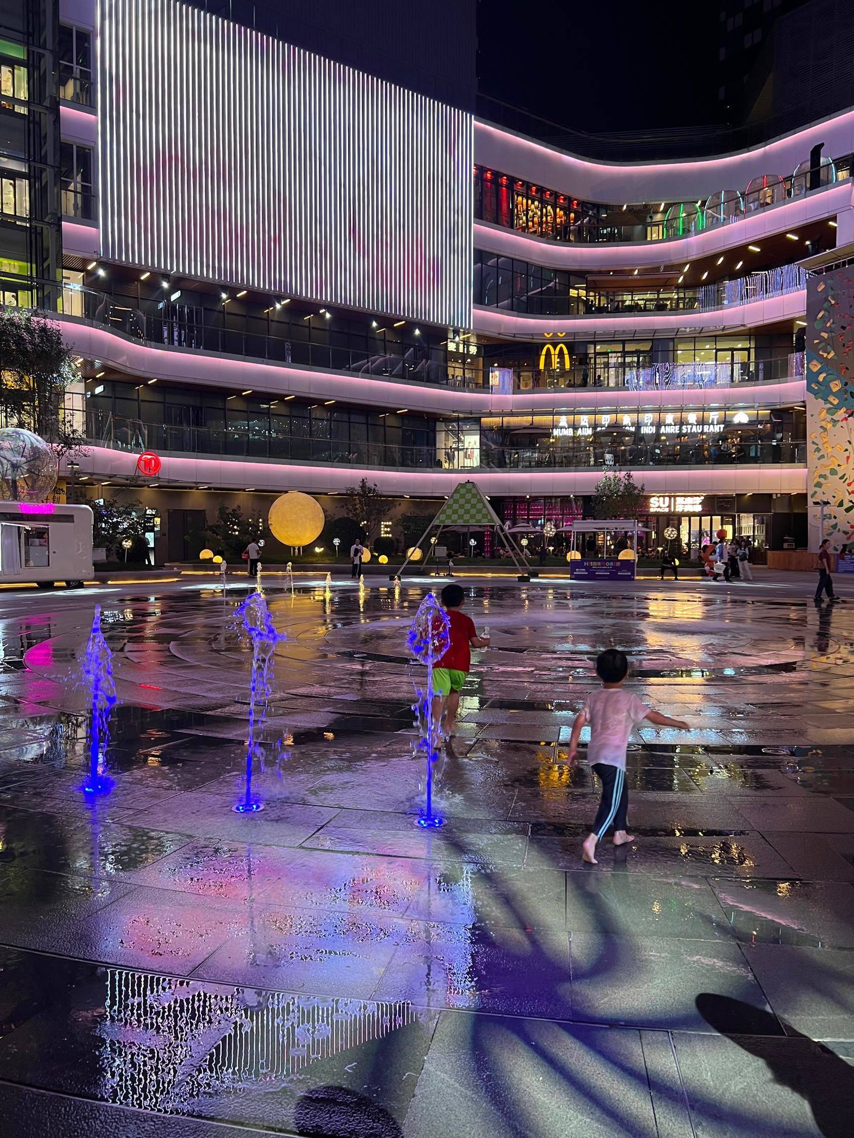 家边上的快乐喷泉⛲万达广场_1