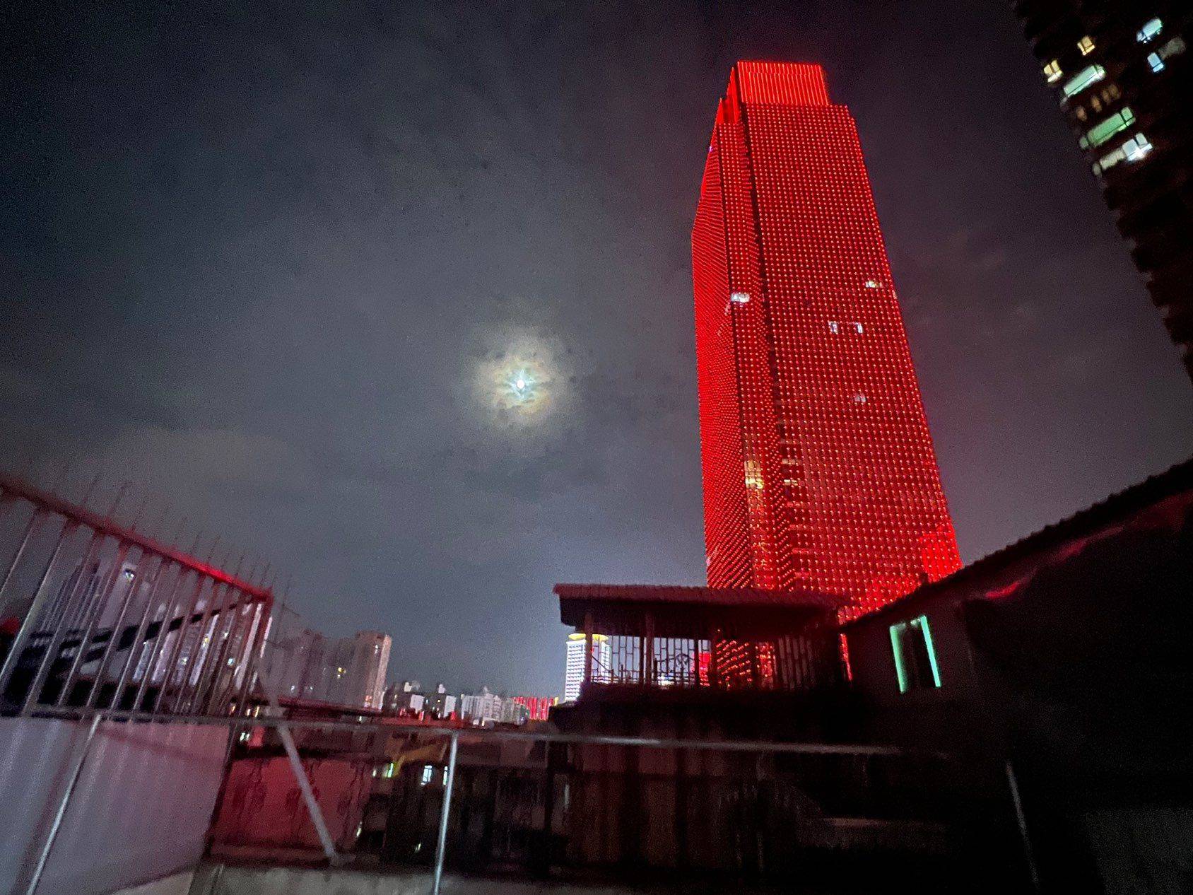 家里赏月也不错