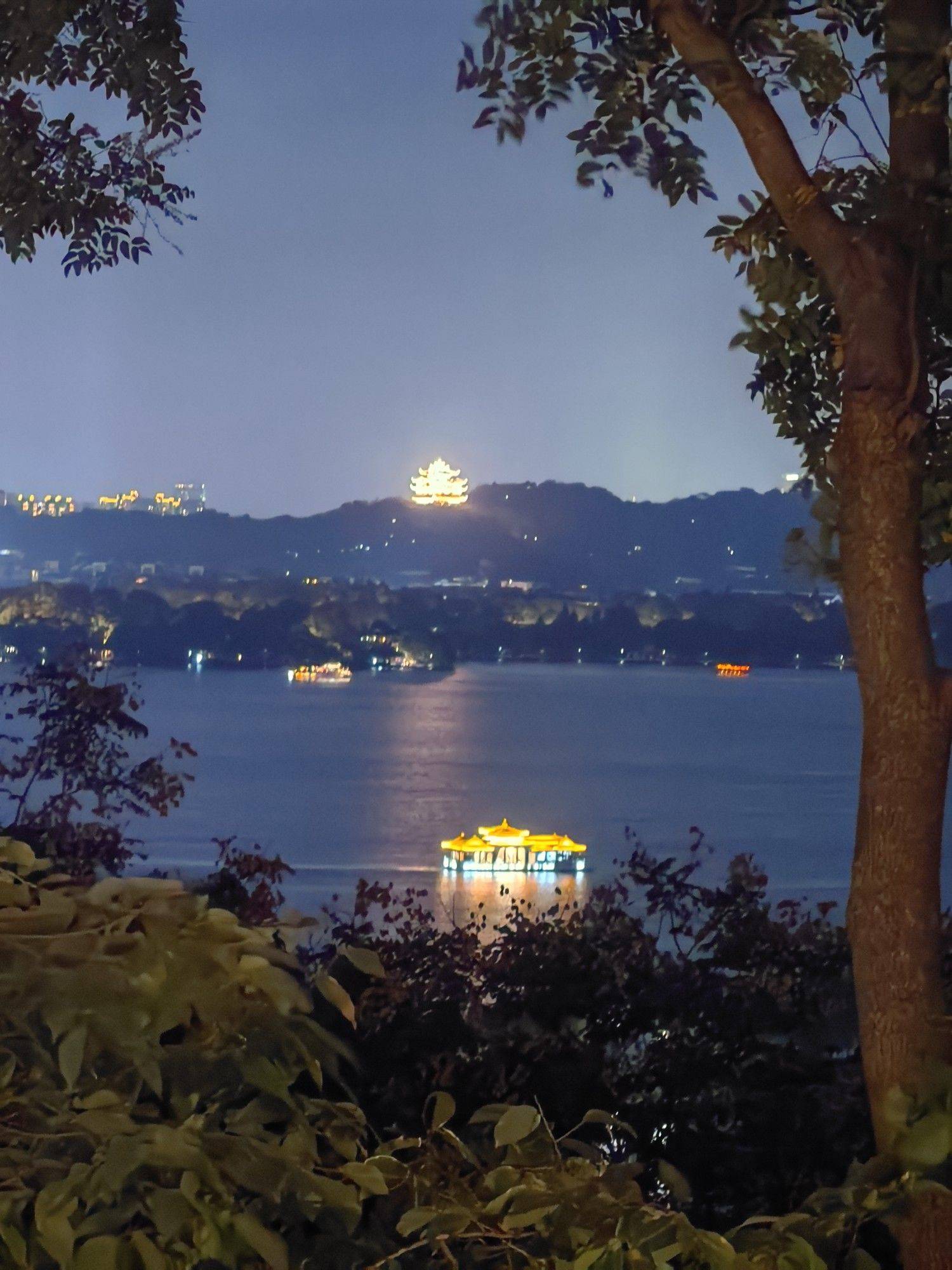 夜爬宝石山，观西湖灯火