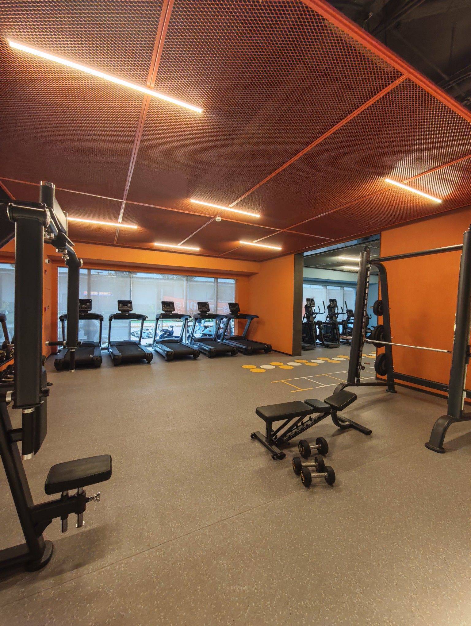 下楼就是免费的健身房，美滋滋_2