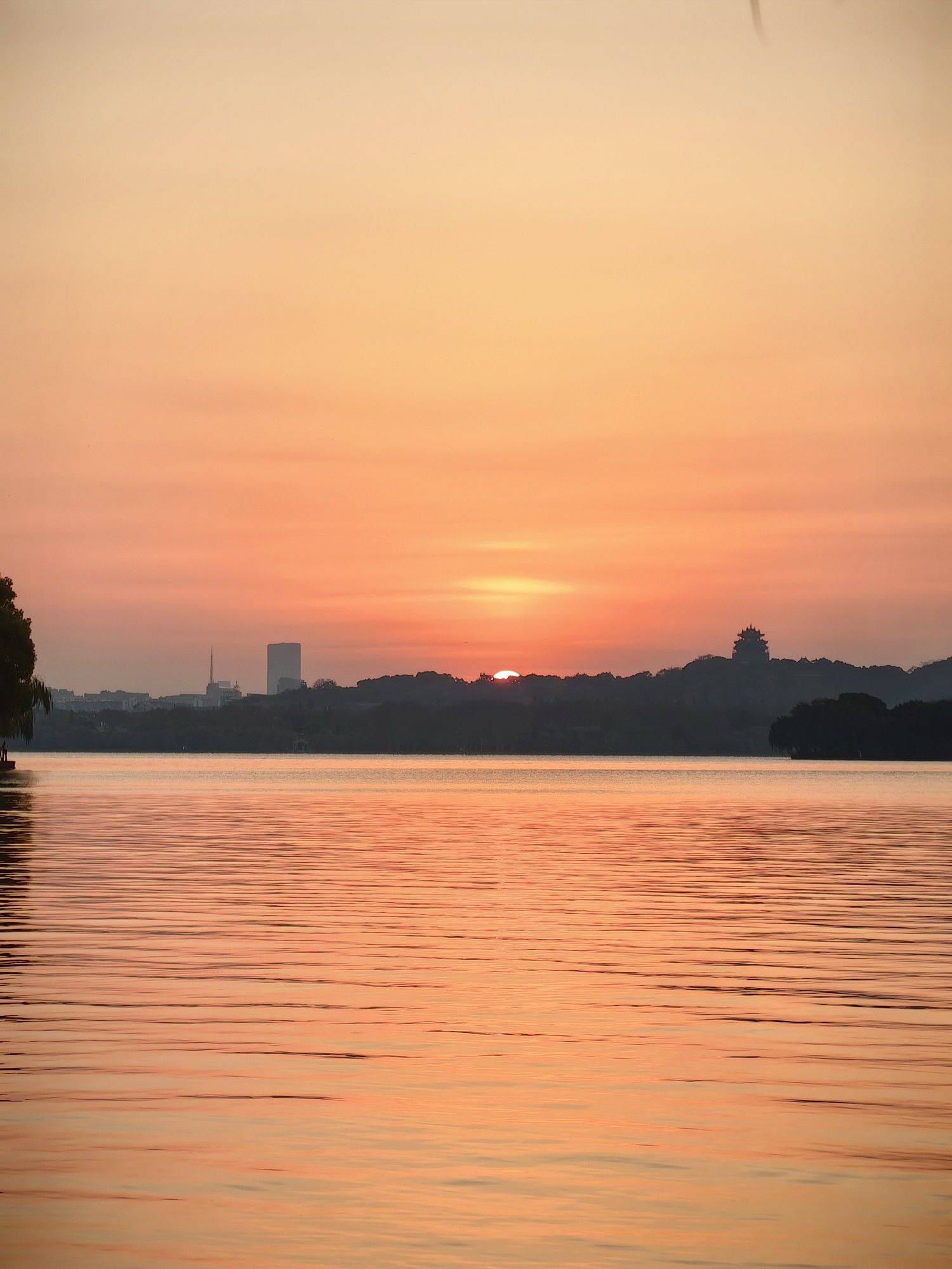 【日出西湖，深秋杭州】🌄🍂_1