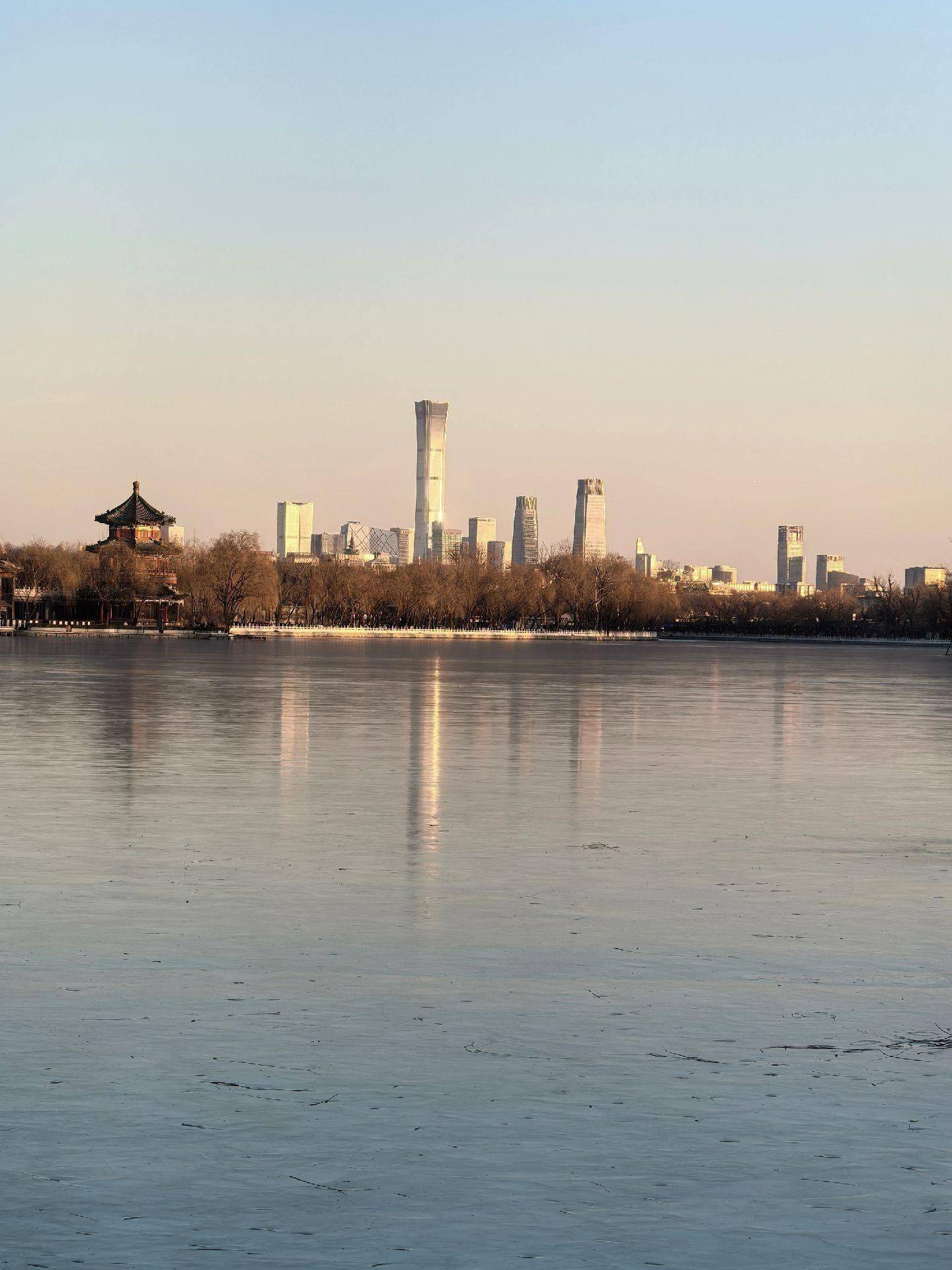 什刹海的水面，还没有完全冻上