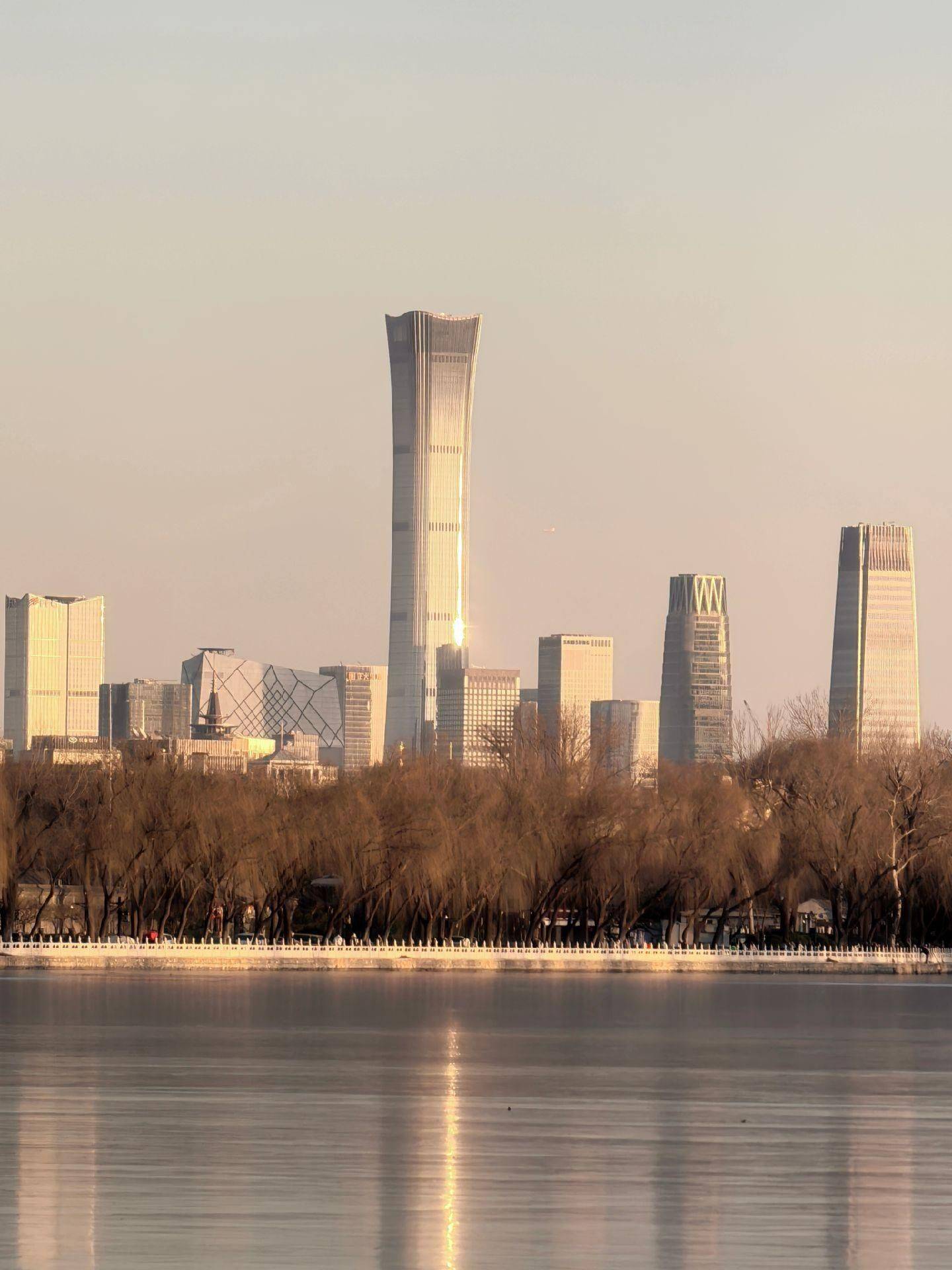 什刹海的水面，还没有完全冻上_1