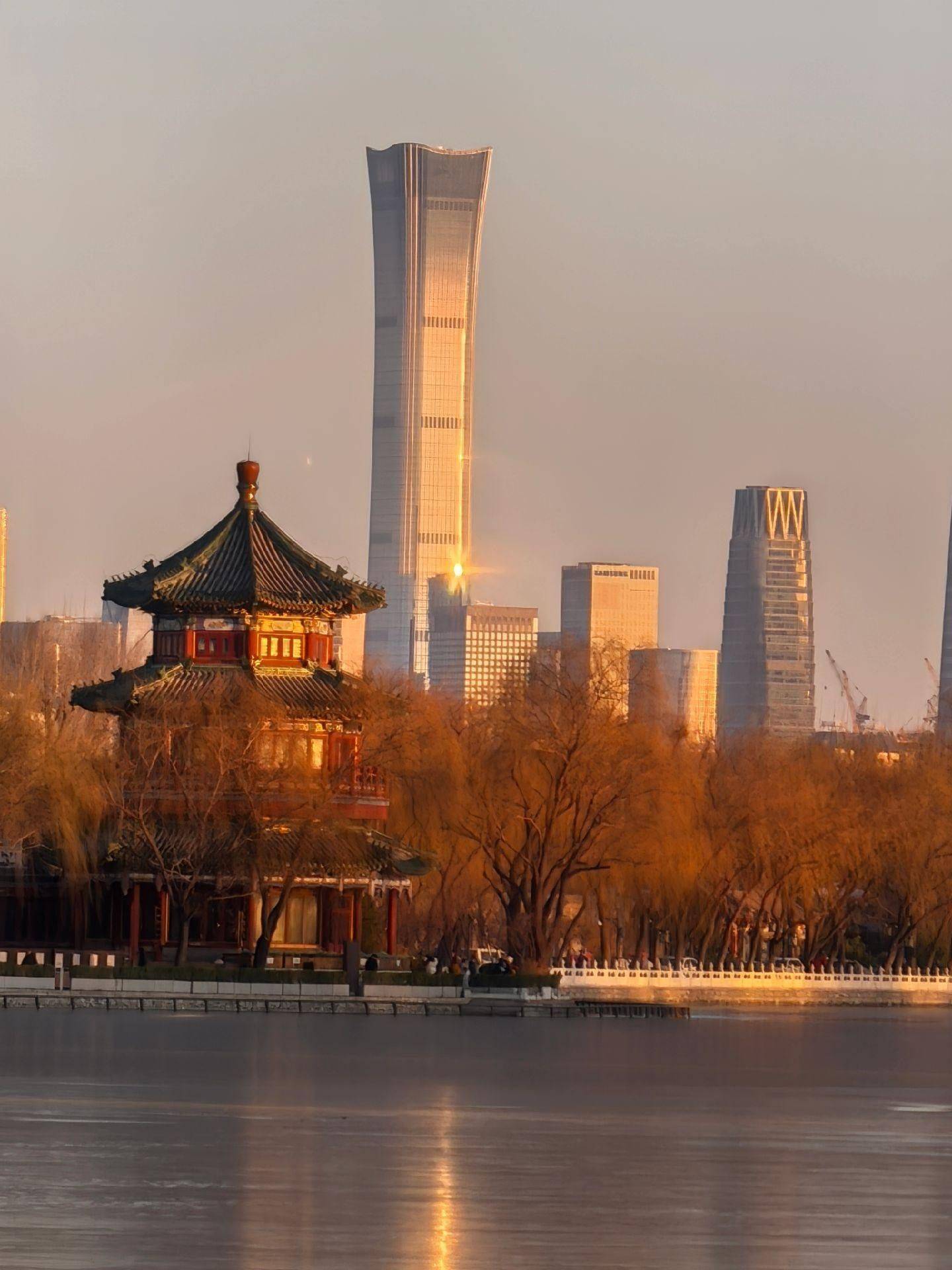 什刹海的水面，还没有完全冻上_2