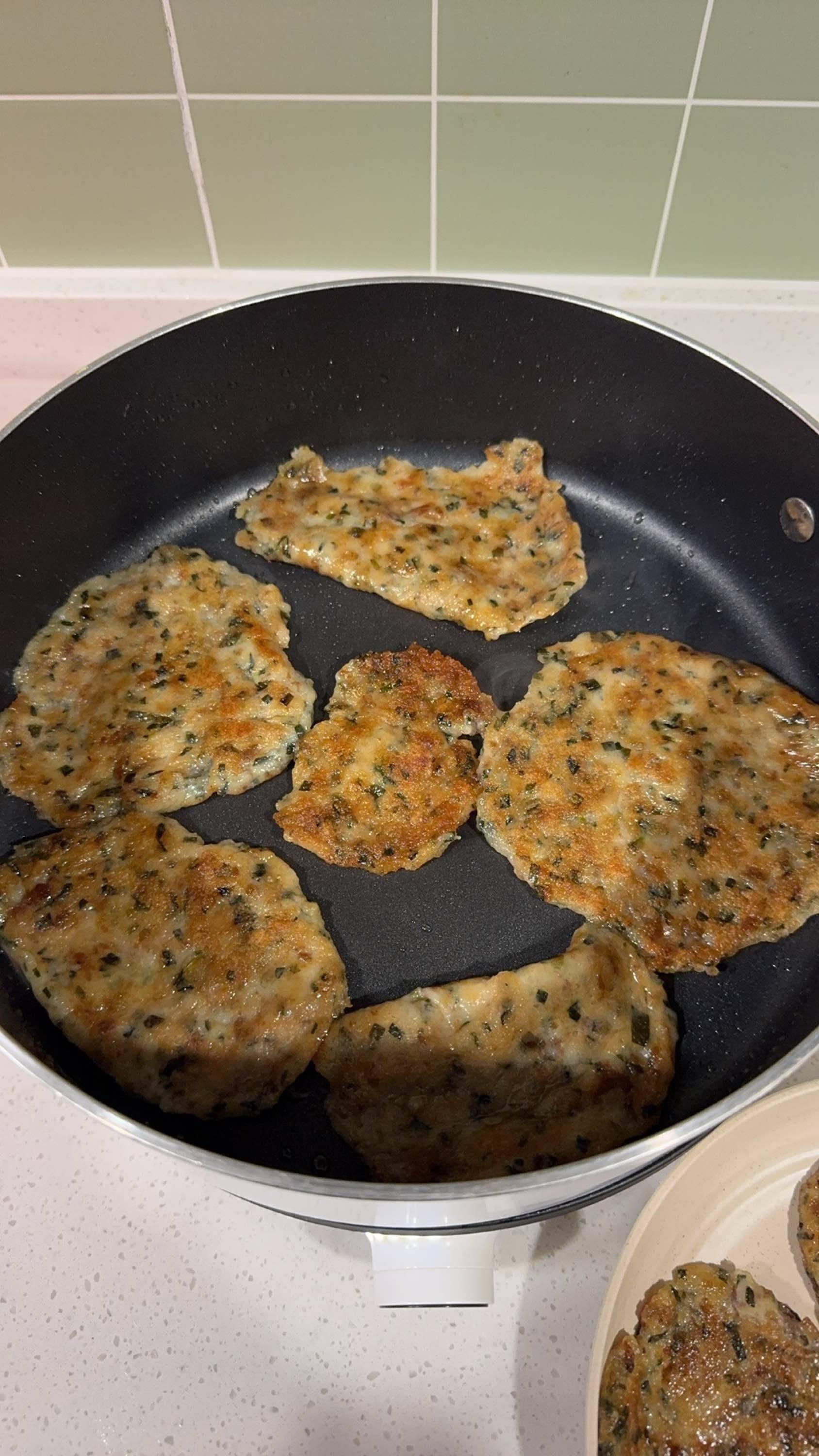回到出租屋吃着从家带来的特产🥹