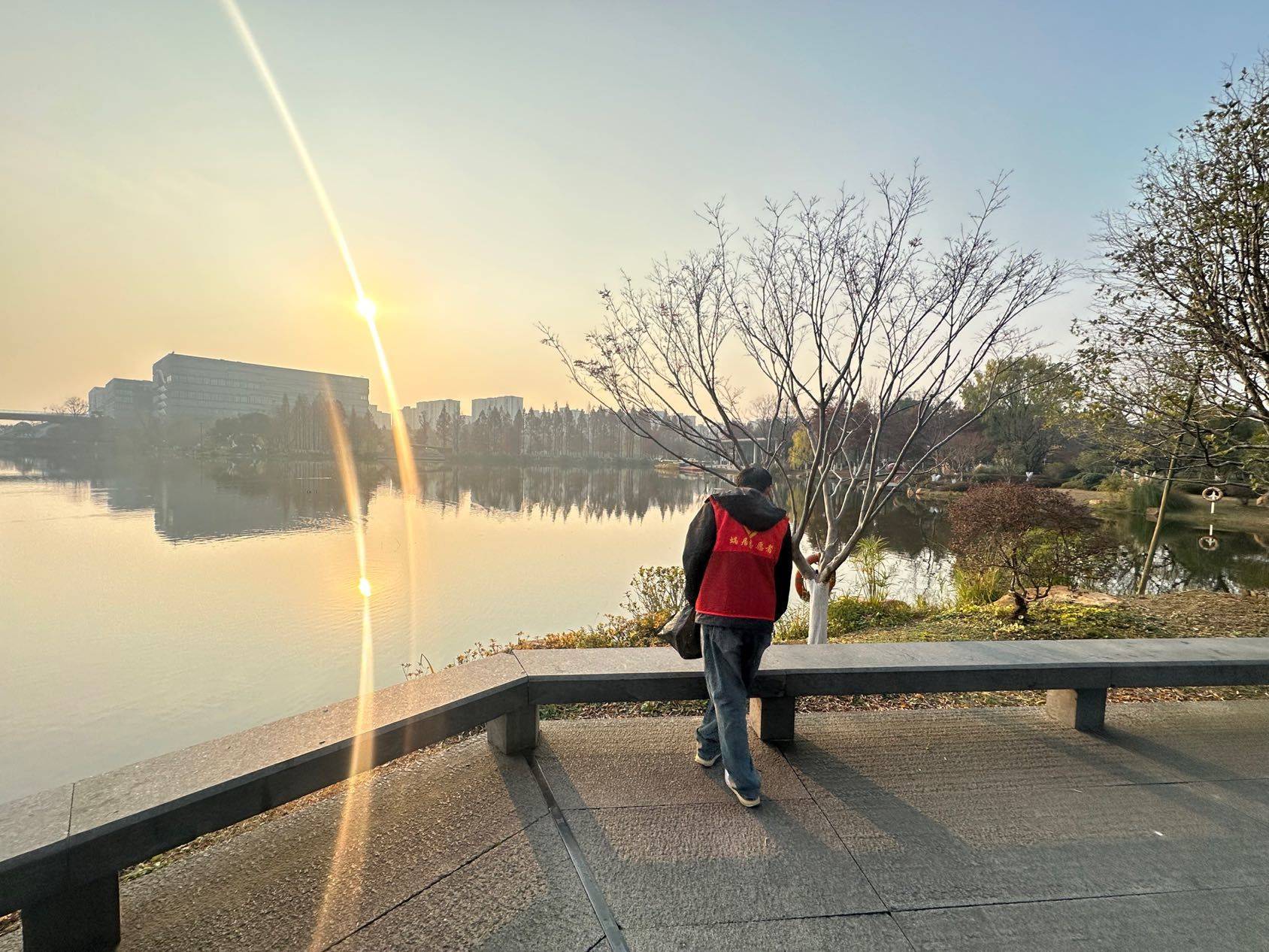 出来捡垃圾啦，杭州太美了_1