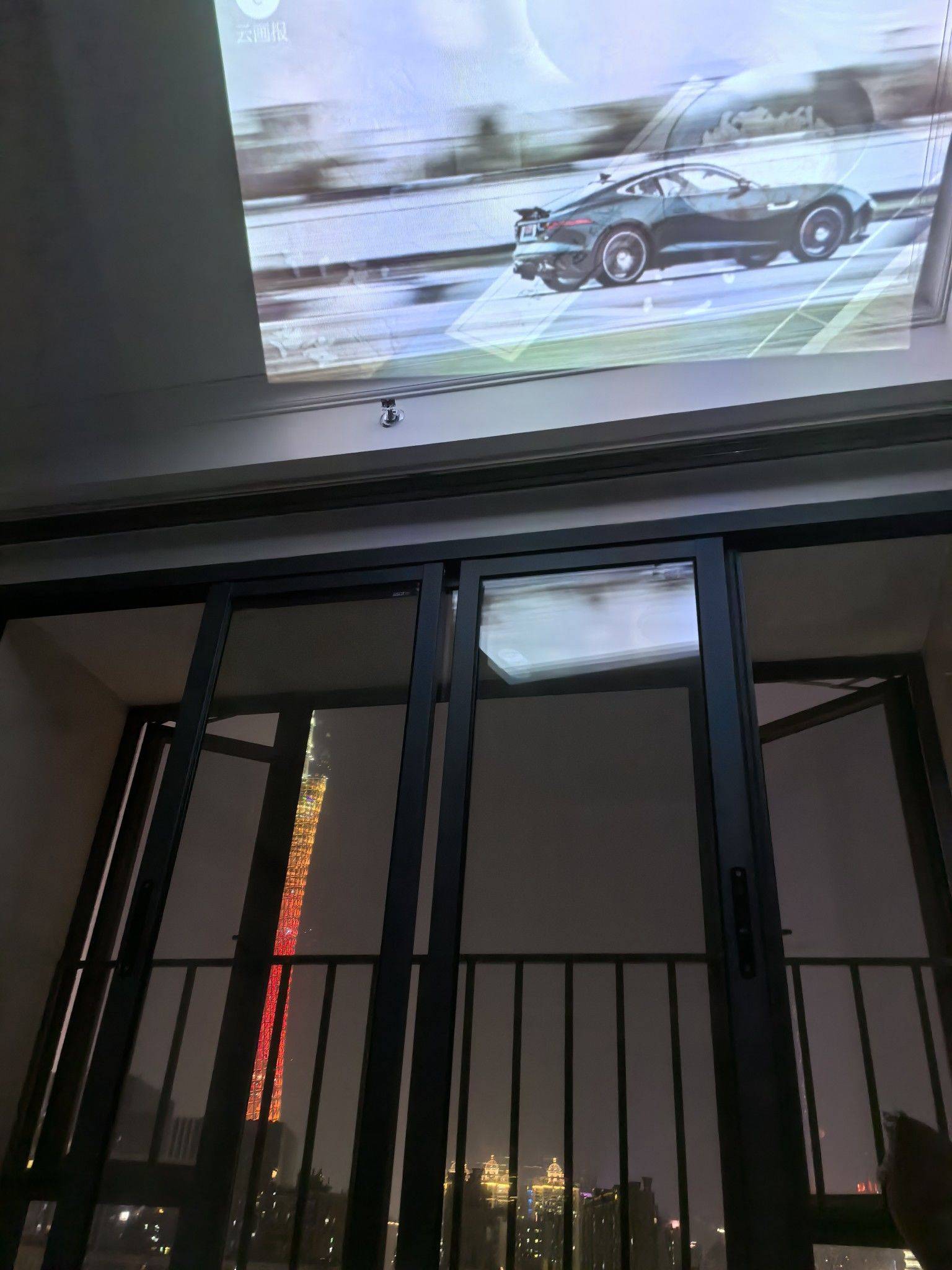 趟床上 投影天花板追剧_1