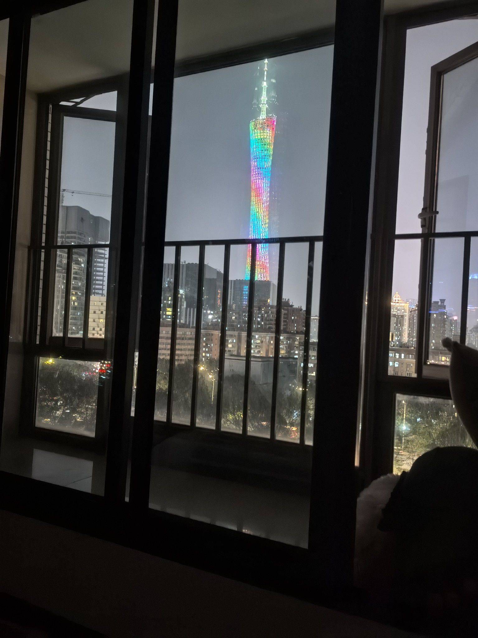 趟床上 投影天花板追剧