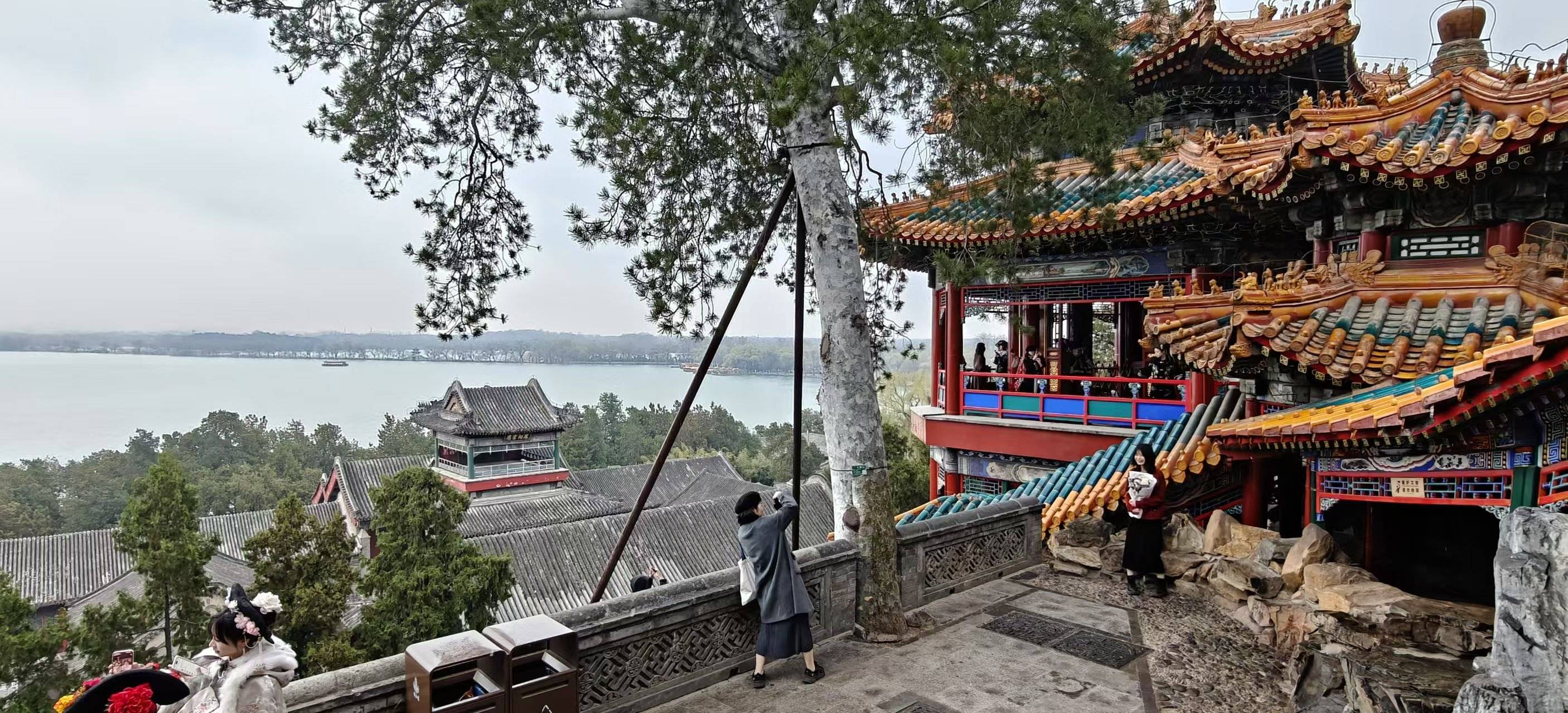 烟雨颐和园 格格们在片片早春的雪中摆拍_1