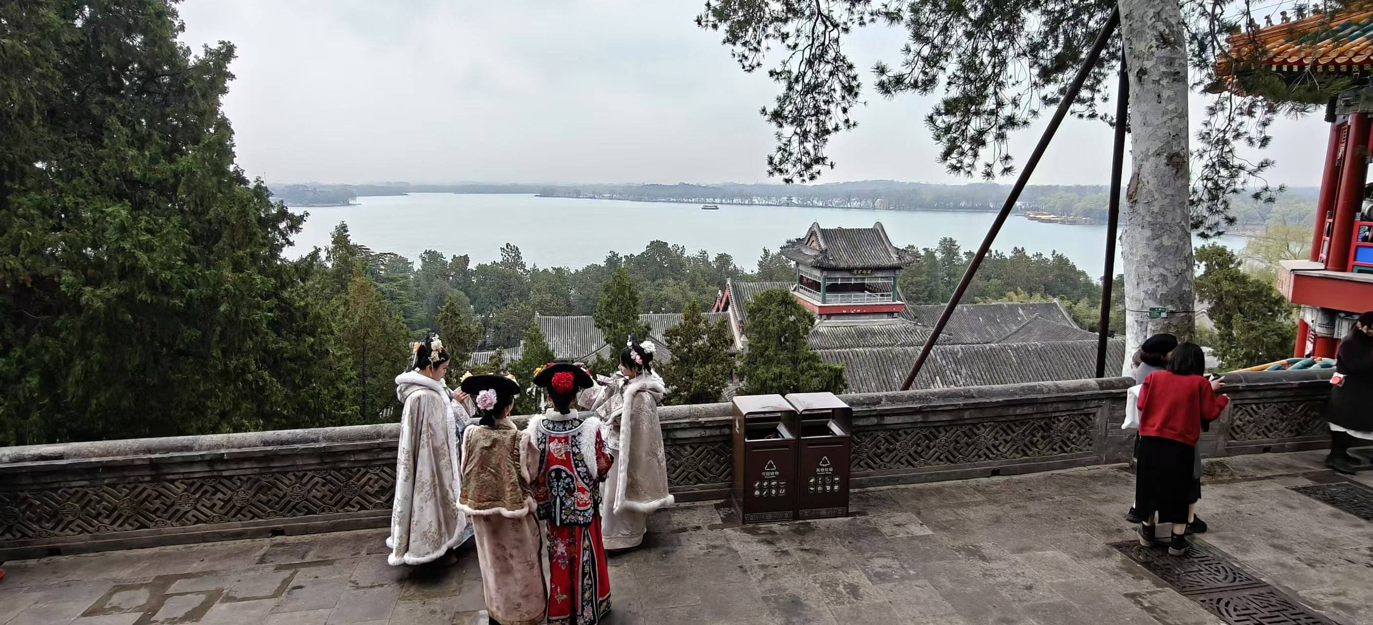 烟雨颐和园 格格们在片片早春的雪中摆拍_2