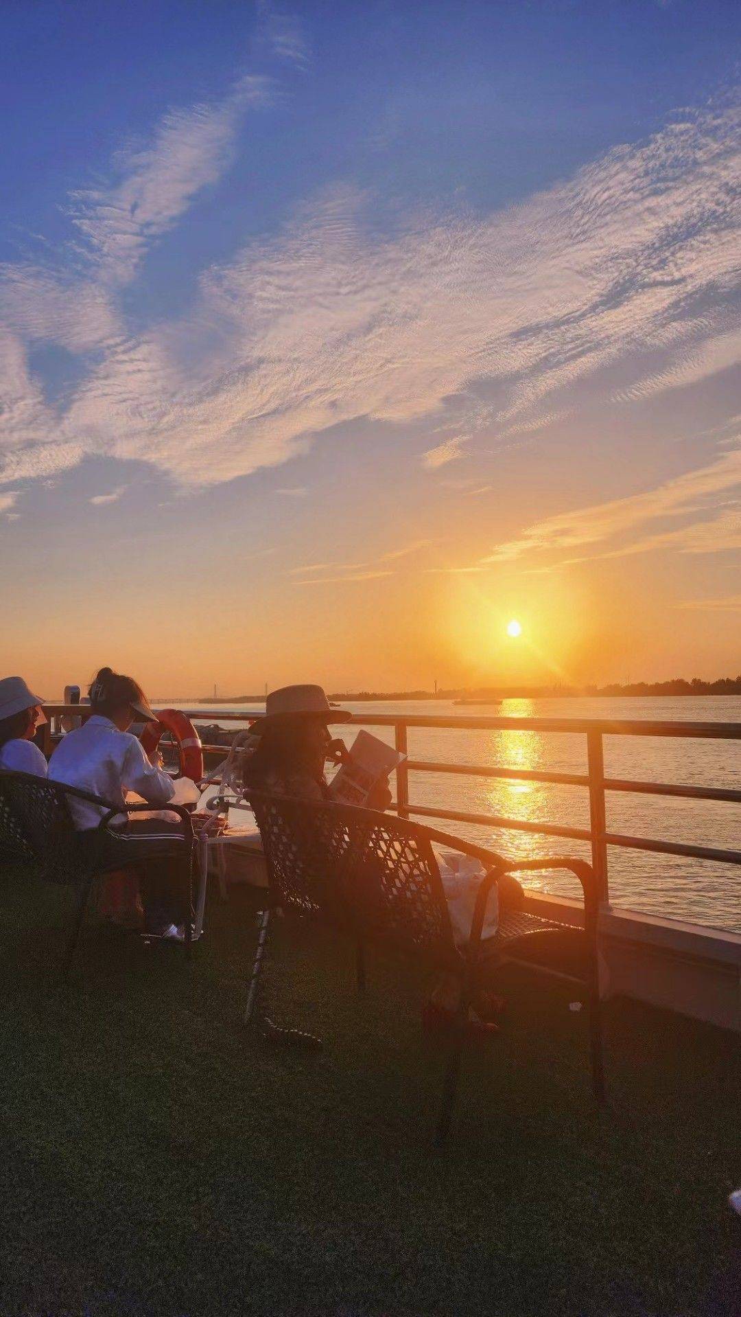 "当世界开始发光的时候
我也成了剪影的一部