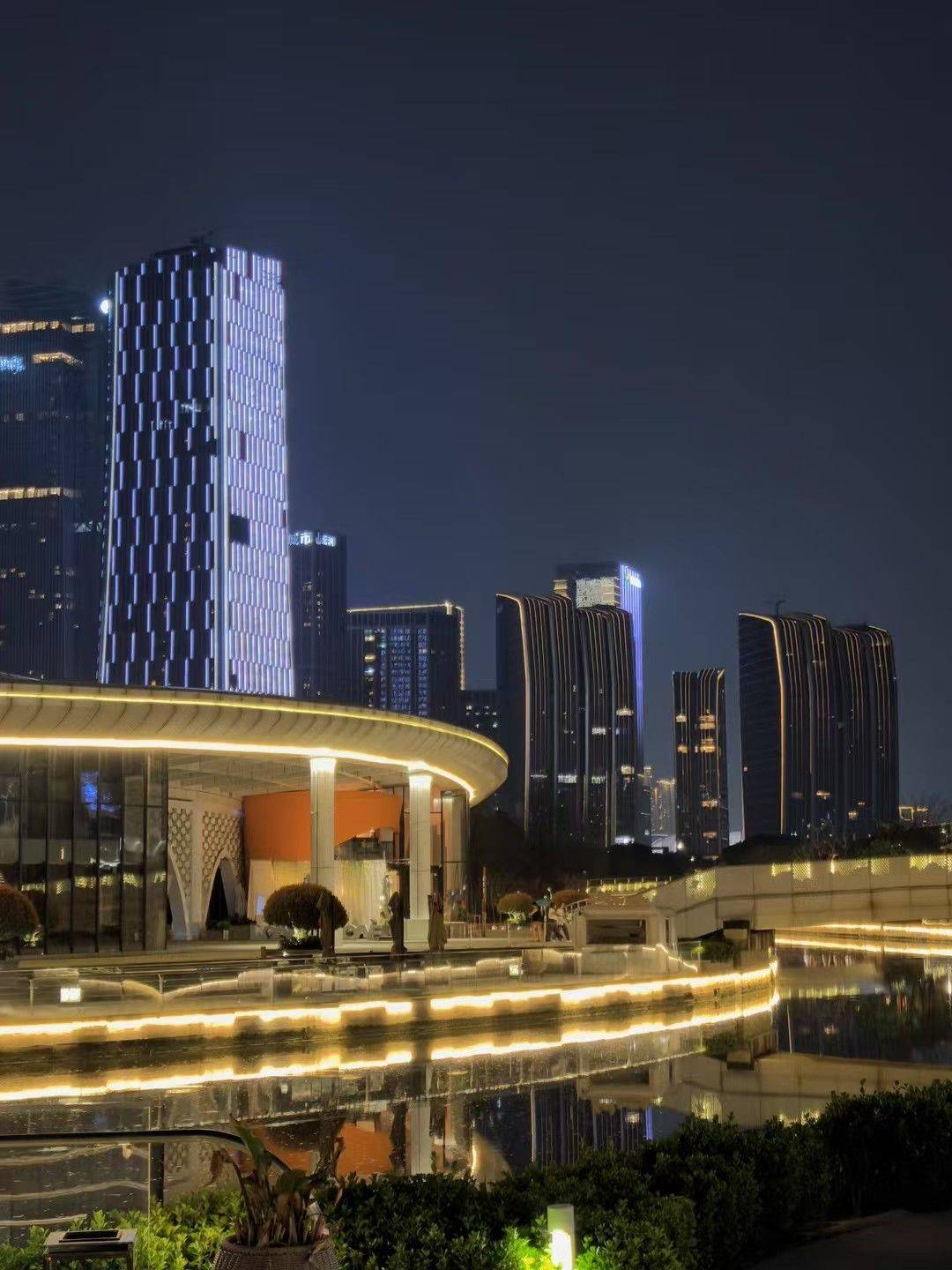 华灯初上  夜景依旧.
