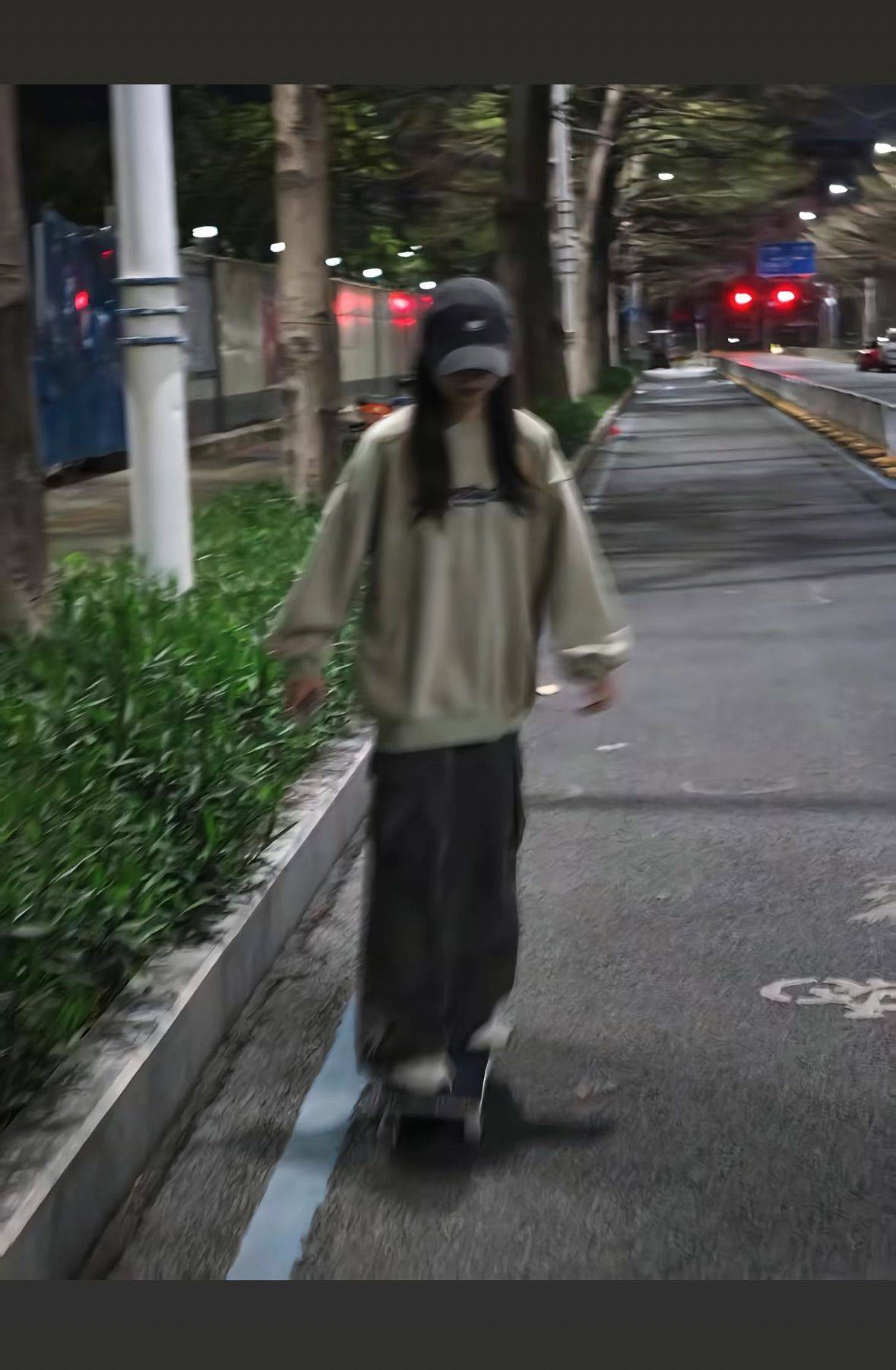 有没有会滑板的教教我嘞，我要摔死了🥹🥹 