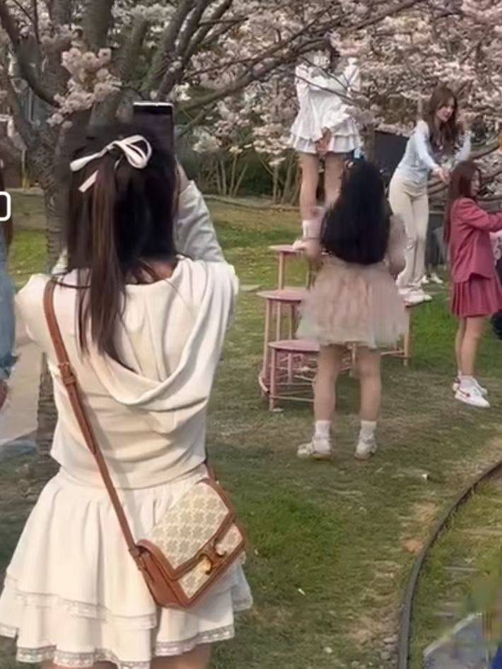 夏天的🌸开了 在线蹲室友 