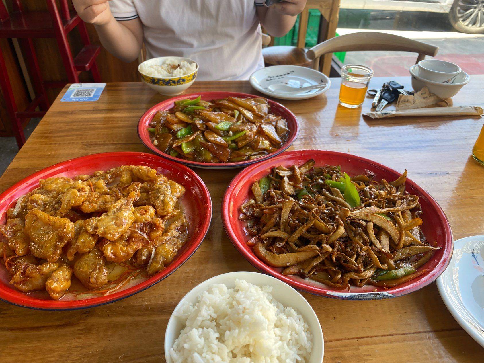 家门口的饭馆推荐：东北菜馆，还有川椒食府！_1