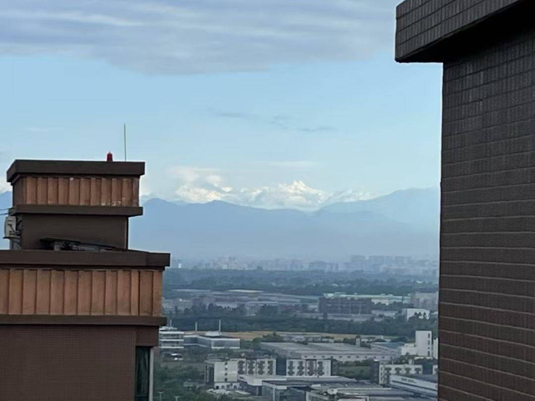 昨晚一夜妖风，早上楼顶看到了四姑凉山 _0