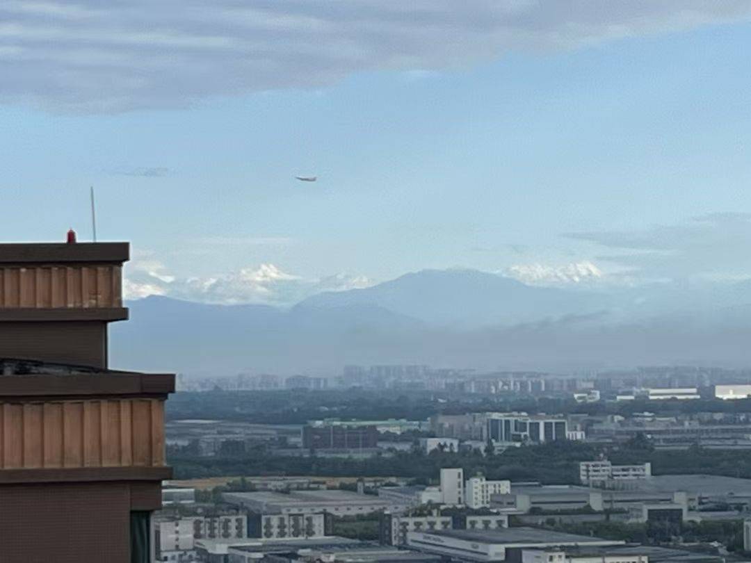 昨晚一夜妖风，早上楼顶看到了四姑凉山 _1