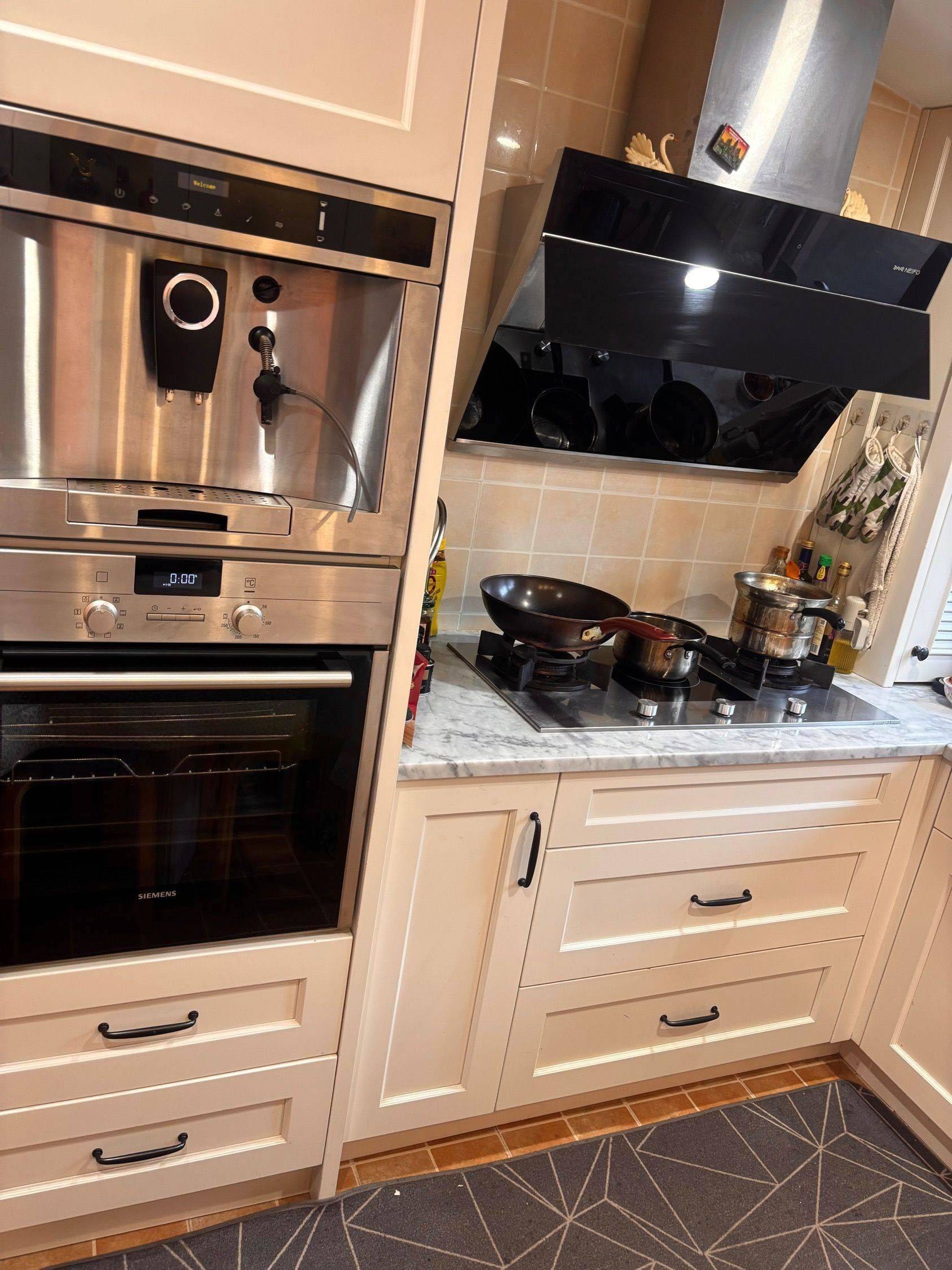 沉迷在自家厨房_0