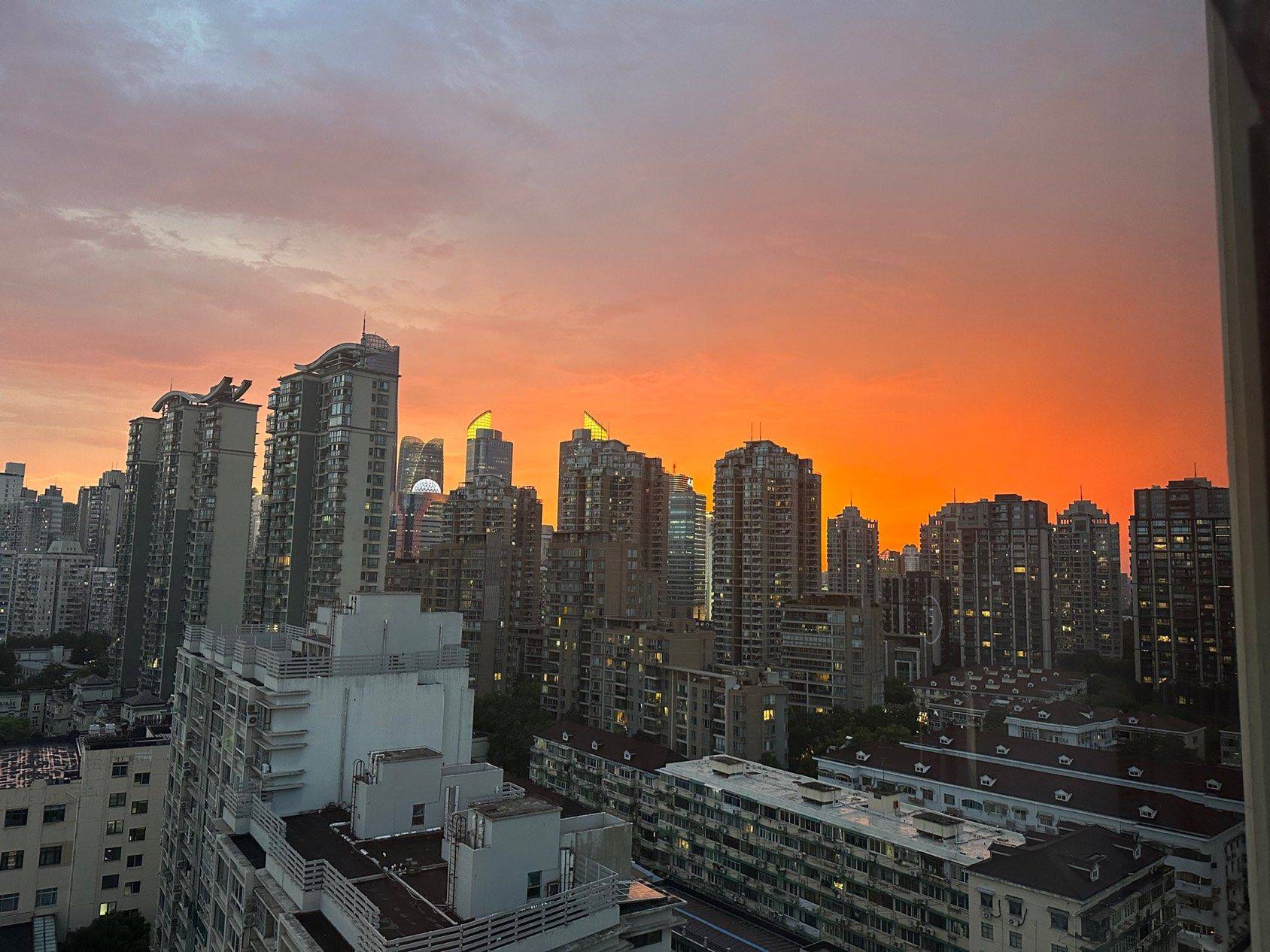 今天上海的晚霞有点东西的，在线蹲室友