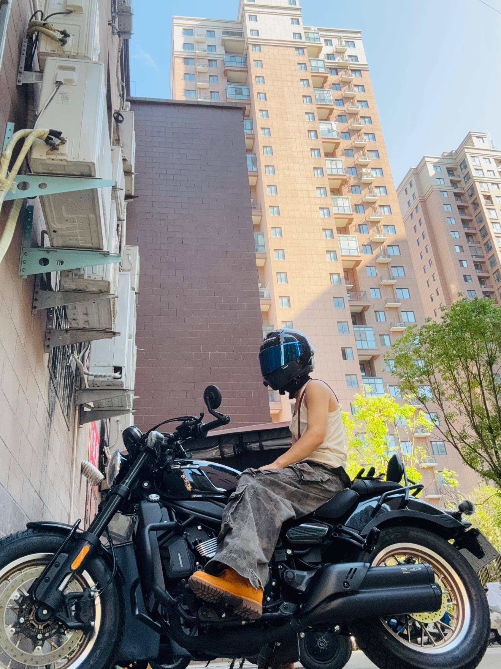 骑上我心爱的小摩托😳_0