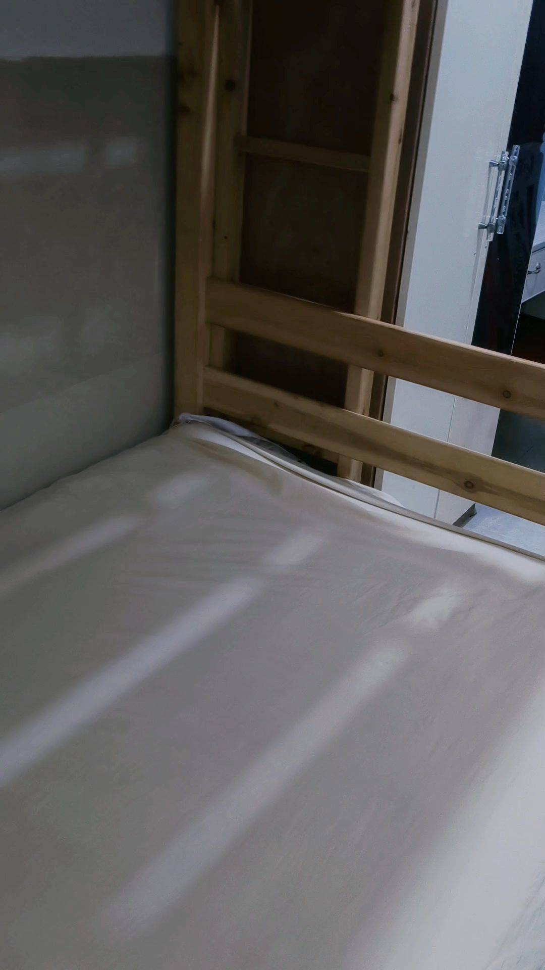  简约卧室  木质床架 