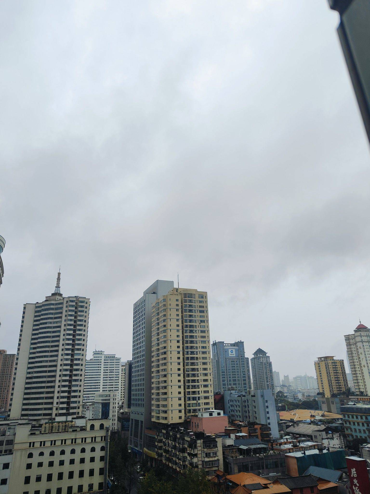 沥沥细雨，微风微凉，闲暇而无慵懒