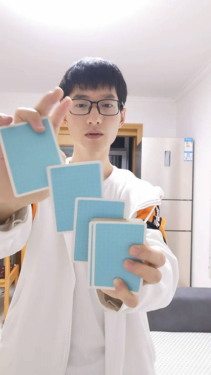  出牌  玩牌  牌技展示 纸牌花