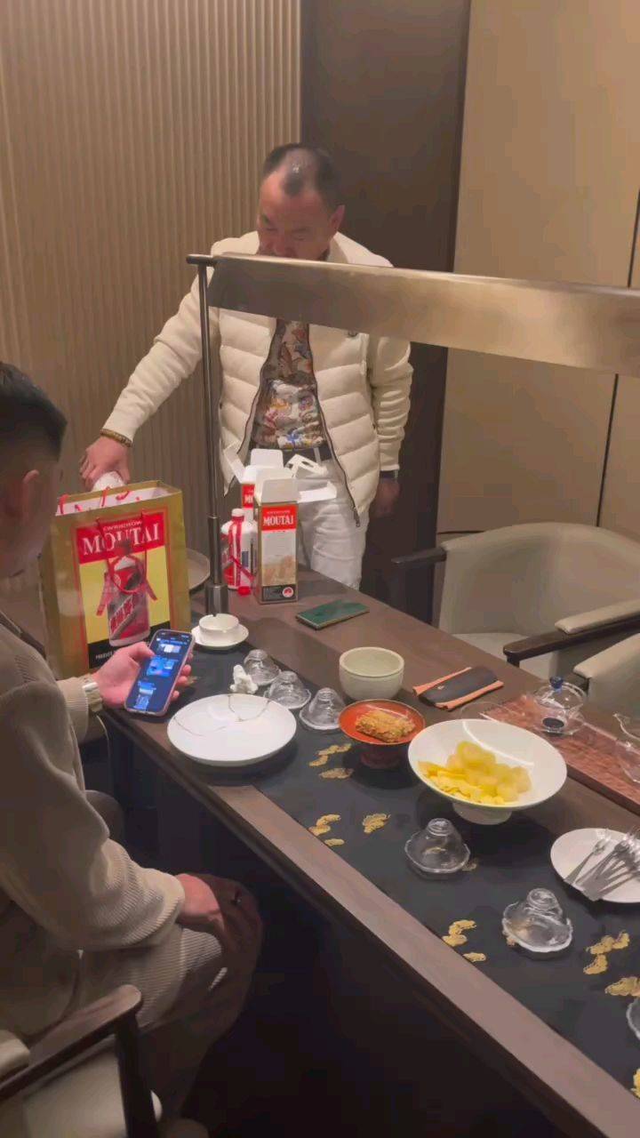 确定四瓶喝的完😀 小聚  围桌闲谈 