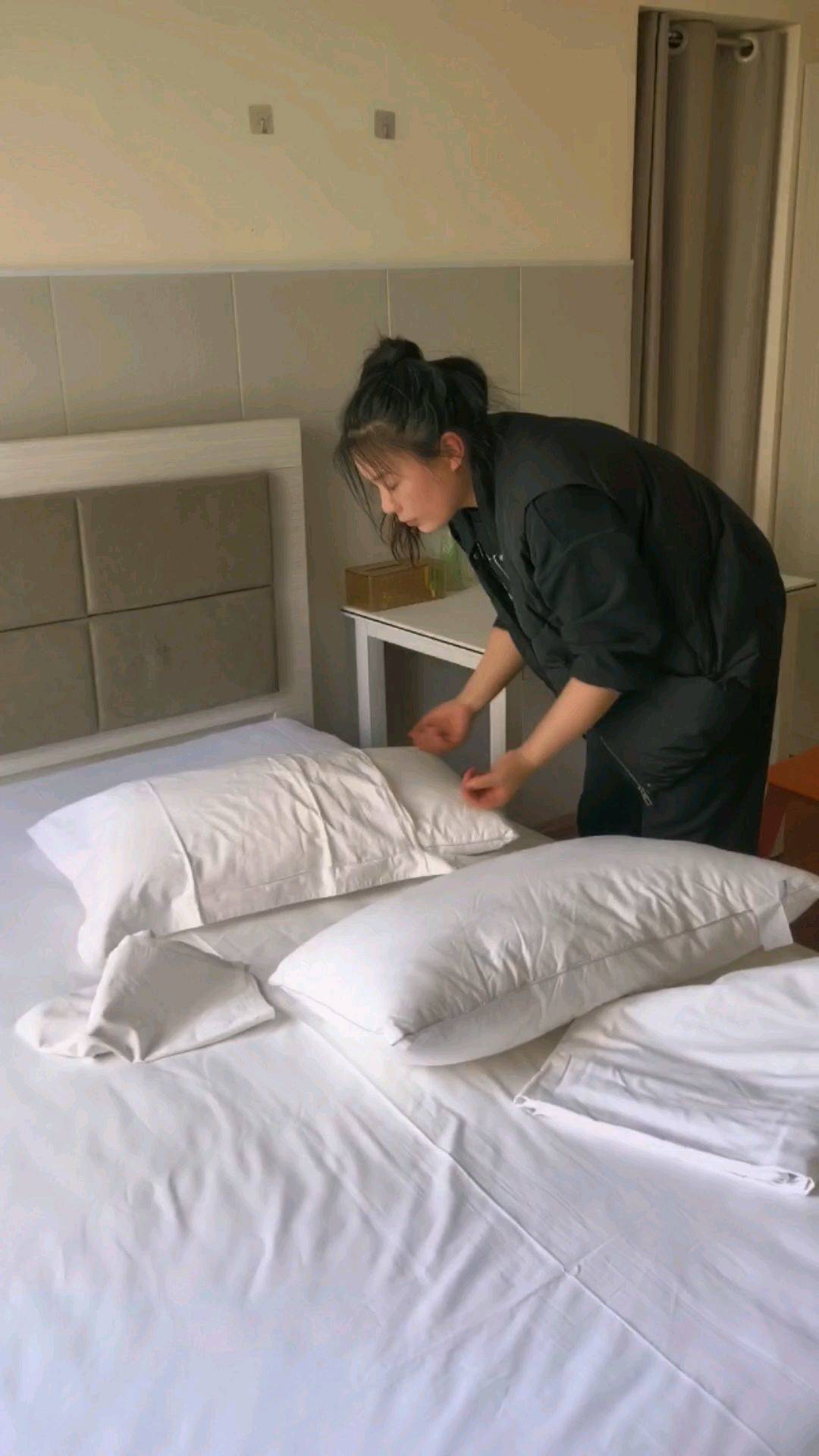 一个半小时，12个房间，都是急等着入住