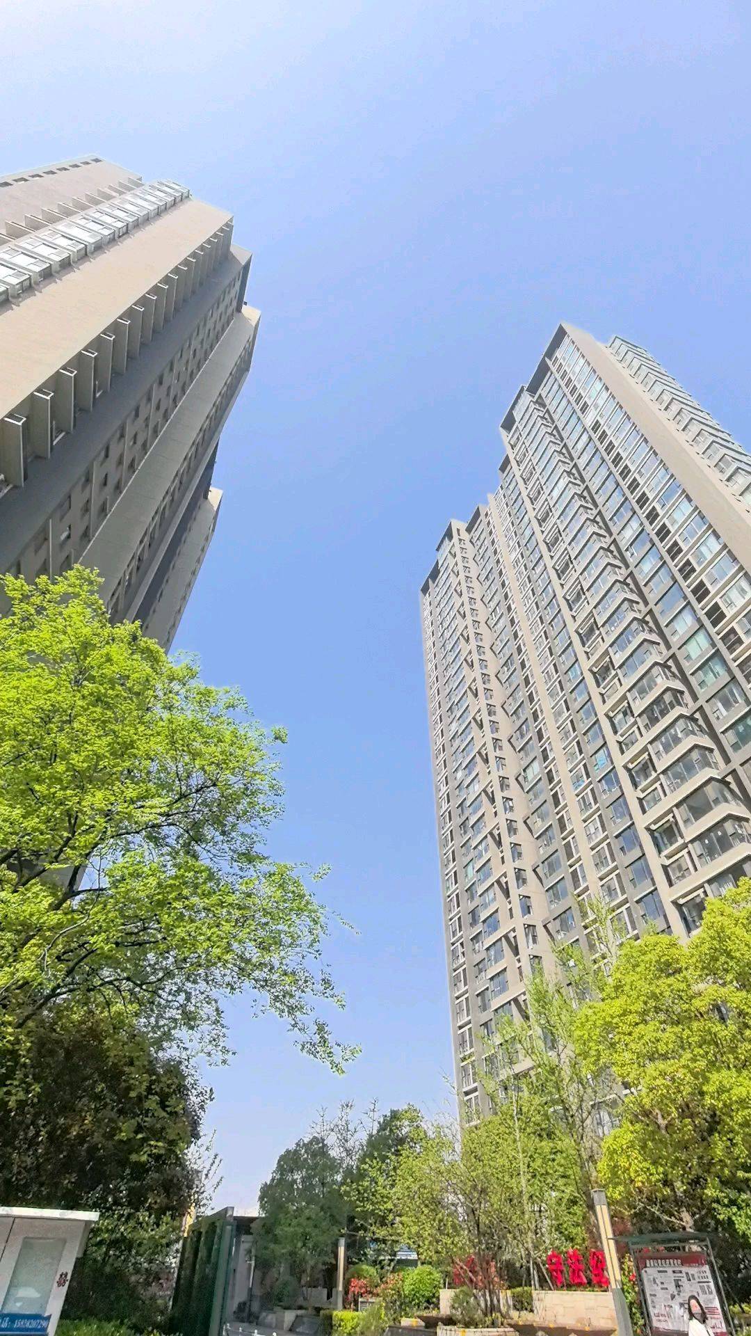 今天阳光明媚。适合坐在小区租房。城市风